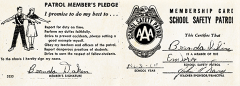 Photo en noir et blanc d’un document montrant le serment du brigadier et servant de carte de membre pour une brigade scolaire. Le document est signé et date de l’année scolaire 1963-1964.